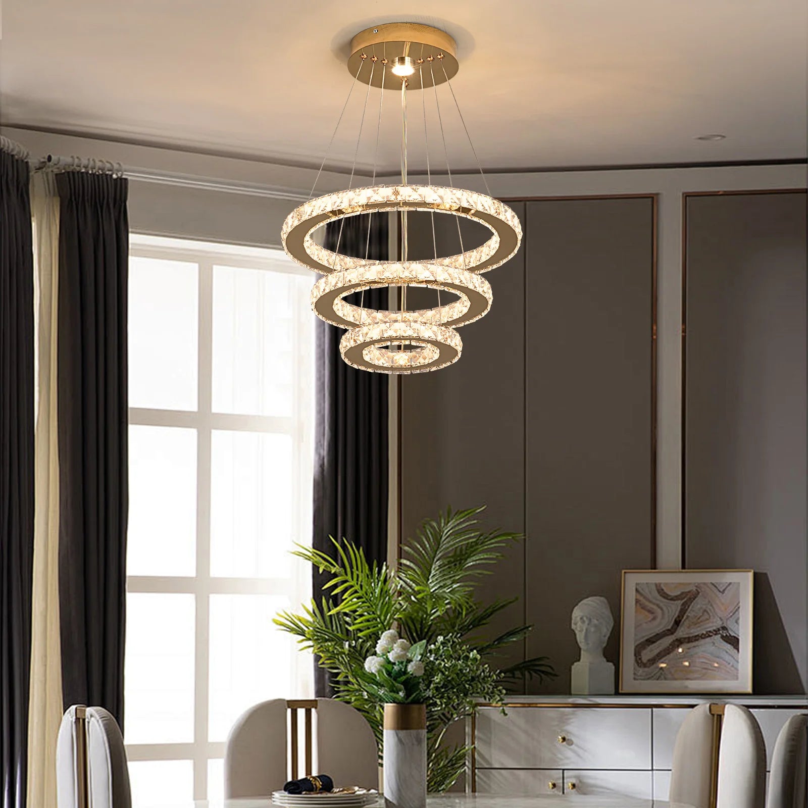 Lustre cristal LED suspendu dans une salle à manger