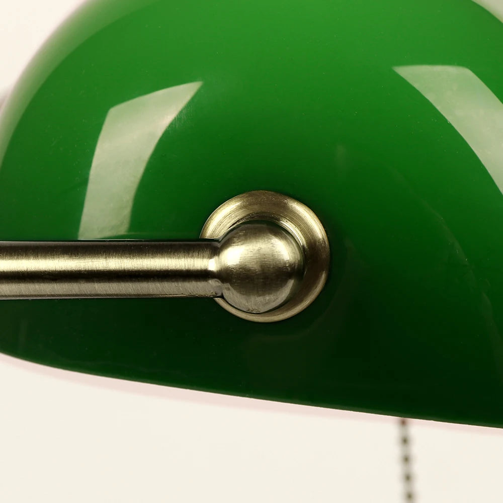Lampe banker rétro posée sur un bureau