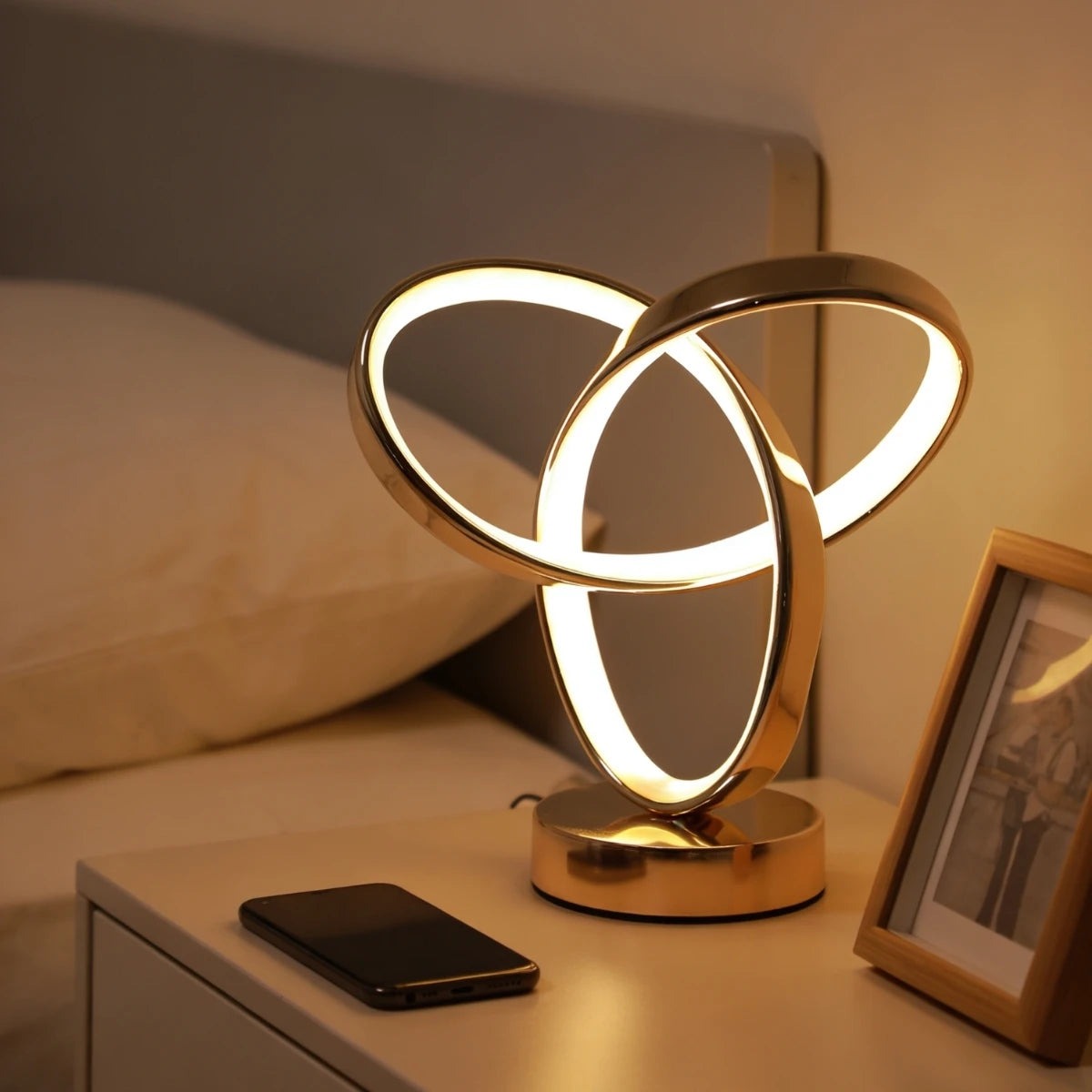 Lampe de bureau USB posée sur une table de chevet
