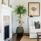 Ficus artificiel installé dans un salon lumineux