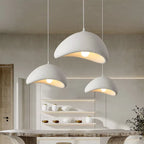 Lustre LED Wabi Sabi suspendu dans un salon chaleureux