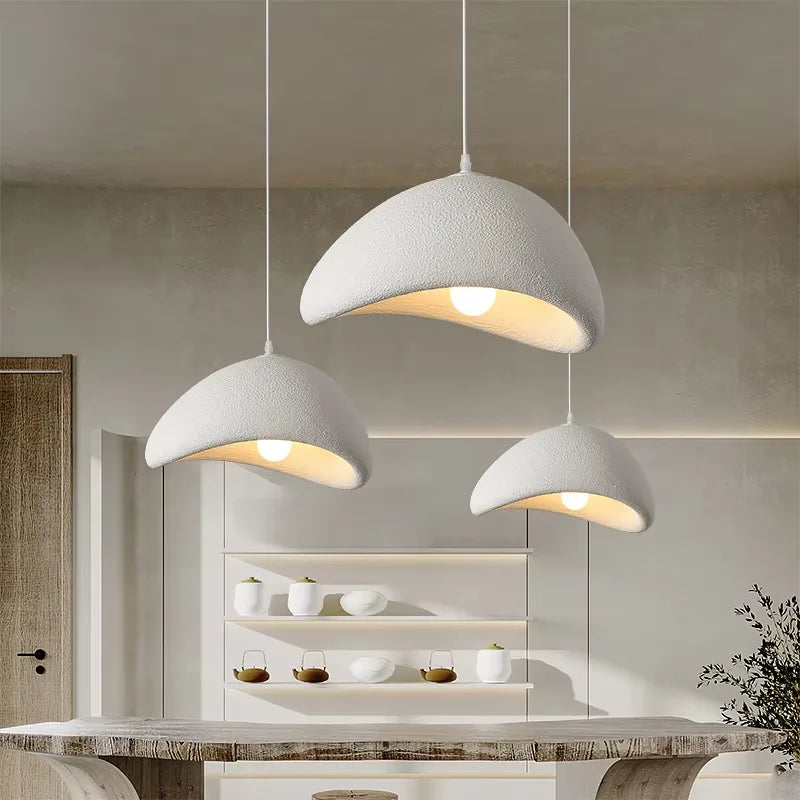 Lustre LED Wabi Sabi suspendu dans un salon chaleureux