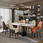 Chaises simili cuir installées dans une cuisine moderne