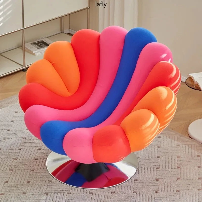 Fauteuil pétale velours, détail du design sculptural